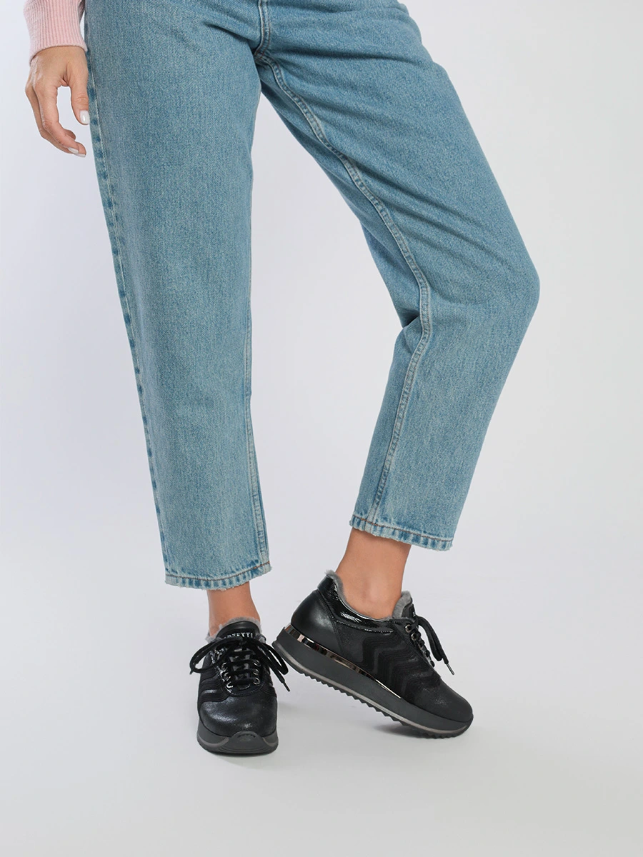 Кроссовки черного цвета с аппликацией